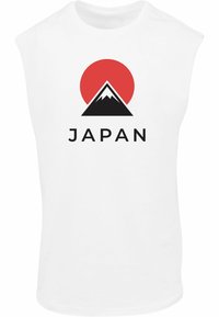 Weißes ärmelloses Shirt mit einem grafischen schwarzen Berg, einer roten Sonne und dem Text "JAPAN" in fetter schwarzer Schrift. Glatte Textur, lässiges Design.