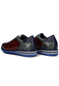 Rode en grijze sneakers met een patroon en een glanzende textuur, met een blauwe zool en gestreepte details. Ronde vorm met veters aan de voorkant.