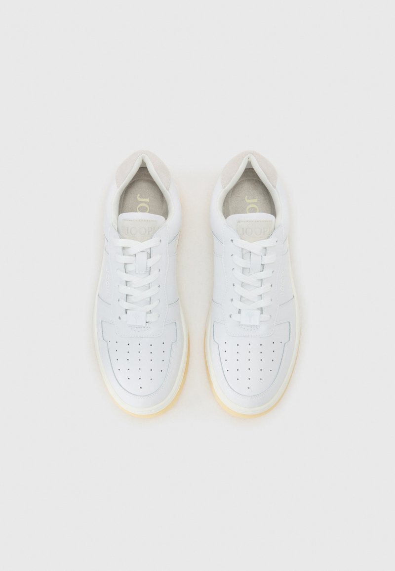 Weiße Leder-Turnschuhe mit glatter Textur, runder Zehenpartie und perforierten Details. Helle braune Akzente an der Ferse und eine Gummisohle.
