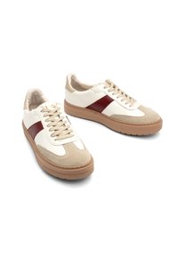 Vita lädersneakers med beige mockadetaljer, röda diagonala ränder och gummisulor. Har platta snörningar och en vadderad tunga.