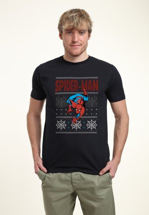Camiseta de algodón negra con un gráfico de Spider-Man en rojo y azul, con patrones de copos de nieve y el texto "SPIDER-MAN" en letras rojas en negrita.