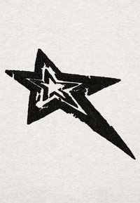 Grafica di una stella nera con punte appuntite e bordi ruvidi su uno sfondo grigio chiaro. Il design presenta texture sovrapposte e contorni pronunciati.