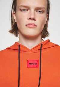 HUGO DARATSCHI - Sweatshirt com capuz - dark orange