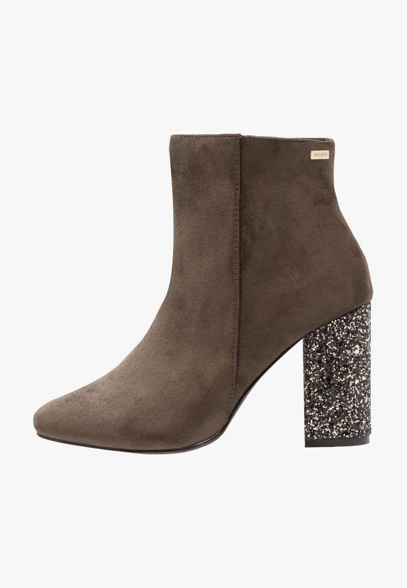 Bottine en daim marron avec un talon haut épais recouvert de paillettes noires et argentées.
