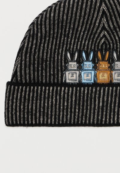 Bonnet noir à côtes avec fil métallique, présentant quatre lapins de style cartoon en bleu, gris et orange brodés à l'avant.