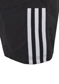Schwarze Shorts mit drei vertikalen weißen und schwarzen Streifen an der Seite, aus leichtem Stoff mit glatter Textur.