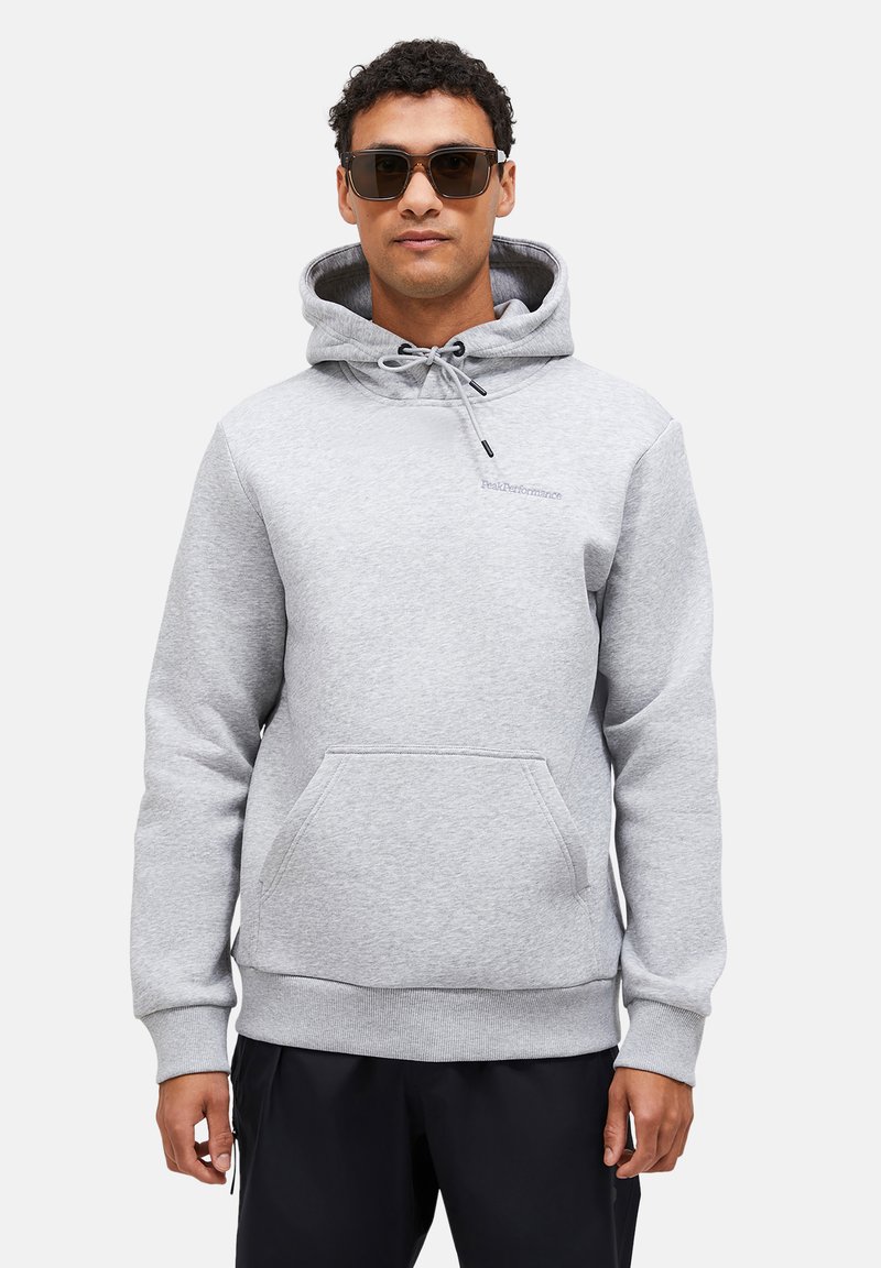 Grå sweatshirt med hætte, snørredetaljer og frontlomme. Har ribbede manchetter og kant. Modellen bærer solbriller og mørke bukser.