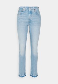 Jeans de mezclilla azul claro con cintura alta, corte recto y bajo deshilachado. Presentan un diseño clásico de cinco bolsillos y cierre de botón metálico.