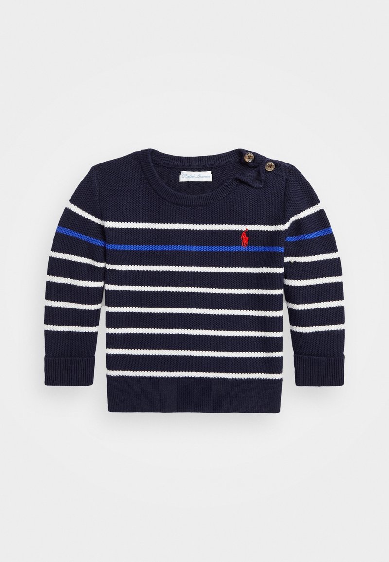 Pull en maille bleu marine avec des rayures horizontales blanches et bleues, logo rouge brodé sur la poitrine et deux boutons sur l'épaule gauche.