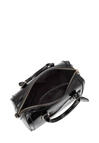 Borsa in pelle verniciata nera con doppi manici e accessori in oro. Presenta una chiusura con zip e un interno spazioso con una fodera liscia e scura.