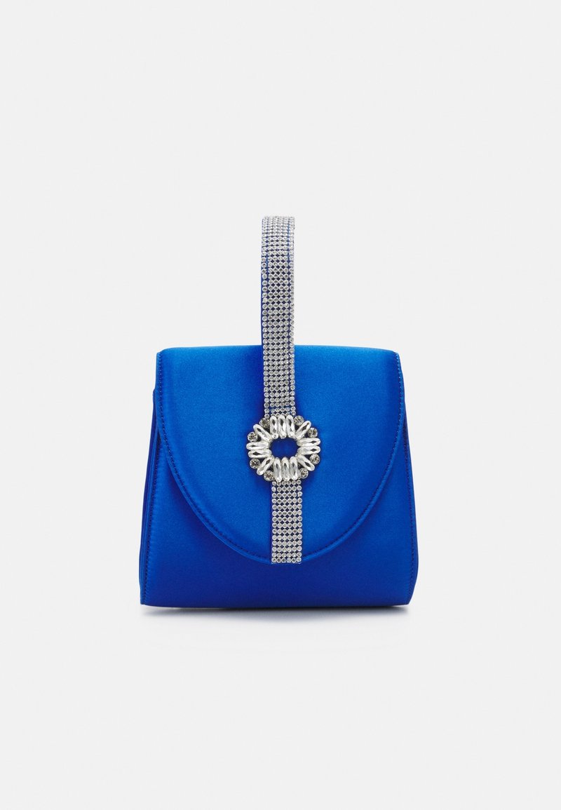 Petit sac à main en satin bleu avec une lanière ornée de strass scintillants et une boucle ronde argentée sur le rabat avant.