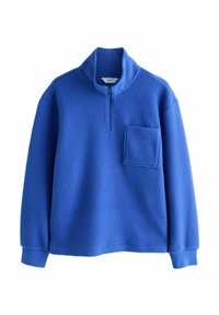 Blå fleecepullover med kvart lynlås, høj krave, lange ærmer, ribkanter og en brystlomme på venstre side.