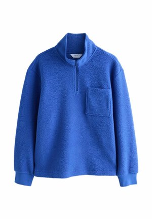 Pulover din fleece albastru, cu fermoar pe un sfert, guler în picioare, mâneci lungi, mansete ribbate și un buzunar pe piept pe partea stângă.