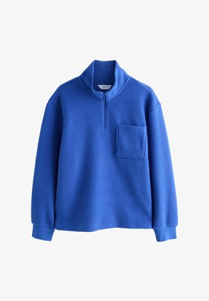 Pulover din fleece albastru, cu fermoar pe un sfert, guler în picioare, mâneci lungi, mansete ribbate și un buzunar pe piept pe partea stângă.