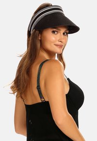 Czarna czapka z daszkiem wykonana z teksturowanego materiału, z białymi paskami i szerokim rondem. Design ma usztywniony kształt z wentylowanymi detalami.