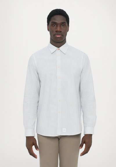 Gestreiftes Button-Down-Hemd in Hellblau und Weiß, mit klassischem Kragen, langen Ärmeln und einem kleinen Logo-Patch am Saum.