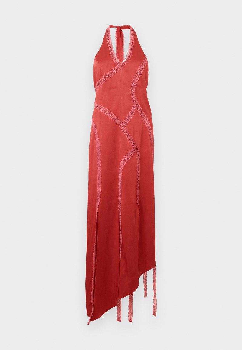 Abito rosso con scollo all'americana, dettagli in pizzo e orlo asimmetrico. Presenta spacchi sui lati e dettagli annodati sui bordi inferiori. Texture liscia.