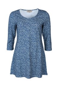 Blaues Blumenkleid mit 3/4-Ärmeln, runder Halslinie und lockerer Passform. Das Material hat eine weiche Textur mit kleinen weißen Blumenmustern.