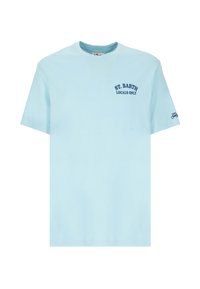 Camiseta de algodón azul claro con mangas cortas, que presenta "ST. BARTH LOCALS ONLY" en texto azul oscuro en la parte frontal y un pequeño logo en la manga.