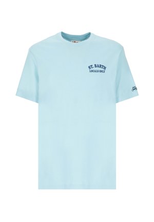 Camiseta de algodón azul claro con mangas cortas, que presenta "ST. BARTH LOCALS ONLY" en texto azul oscuro en la parte frontal y un pequeño logo en la manga.