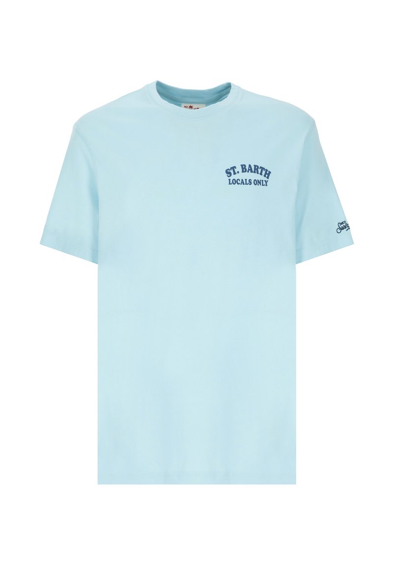 Camiseta de algodón azul claro con mangas cortas, que presenta "ST. BARTH LOCALS ONLY" en texto azul oscuro en la parte frontal y un pequeño logo en la manga.