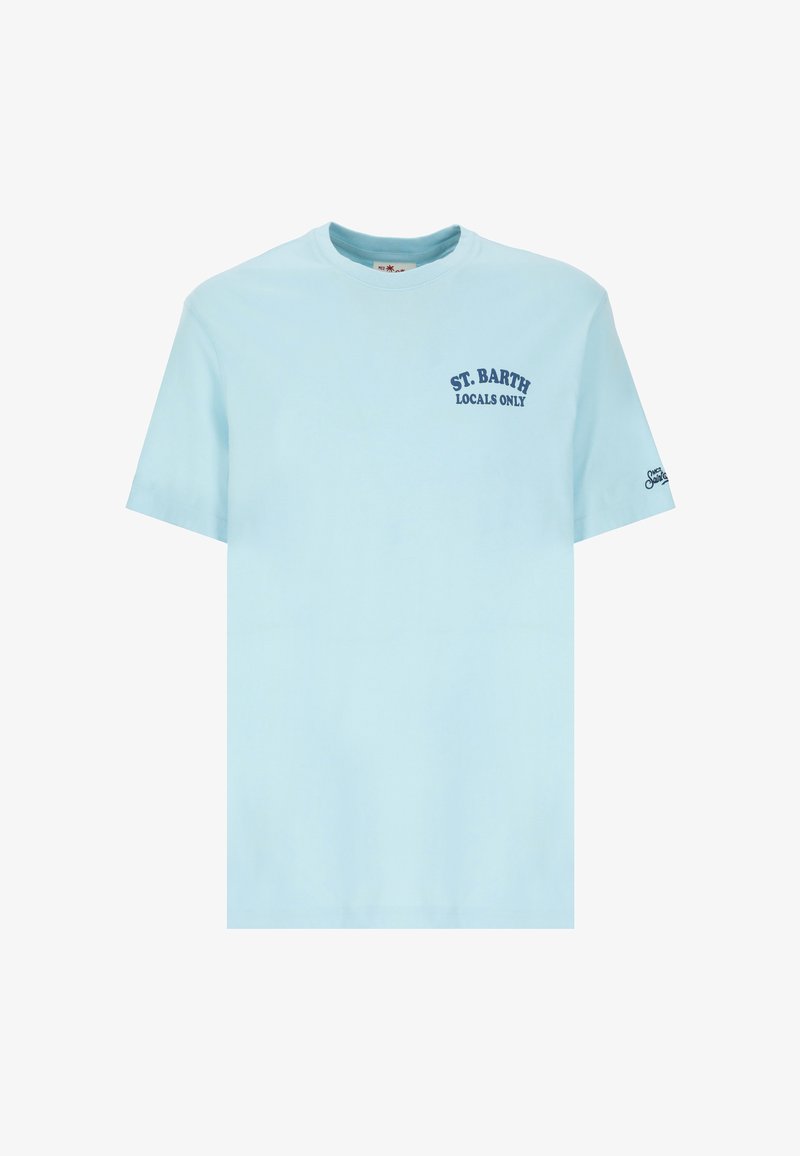 Camiseta de algodón azul claro con mangas cortas, que presenta "ST. BARTH LOCALS ONLY" en texto azul oscuro en la parte frontal y un pequeño logo en la manga.