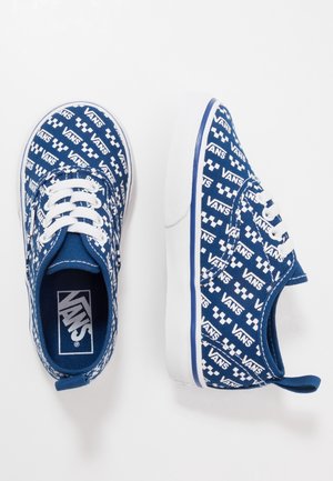 Baskets Vans bleues avec lacets blancs, logo Vans répétitif et motif damier sur la tige en tissu, vues de dessus et de côté.