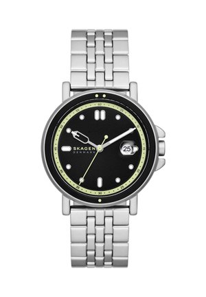 Reloj de pulsera Skagen con esfera negra, marcadores plateados, ventana de fecha a las 3 en punto, manecillas luminiscentes y pulsera de eslabones metálicos plateados.