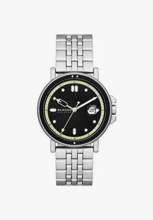 Skagen-Armbanduhr mit schwarzem Zifferblatt, silbernen Markierungen, Datumsfenster bei 3 Uhr, lumineszierenden Zeigern und silbernem Metallarmband.