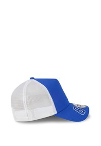 Blaue Baseballmütze mit einer soliden Vorderseite und einem weißen Netzrücken. Verfügt über einen gebogenen Schirm und bestickte Akzente an der Seite.