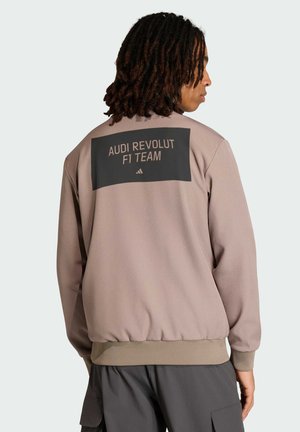 Brauner Pullover mit geripptem Saum und Bündchen, mit einem großen schwarzen Rückenprint mit der Aufschrift "AUDI REVOLUT F1 TEAM" und einem adidas-Logo.