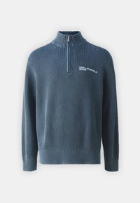 Pulover albastru cu nervuri, cu guler înalt, închidere cu jumătate de fermoar și detaliu cu logo alb pe piept. Materialul pare texturat și moale.