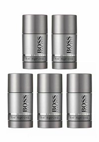 Fem silverfärgade deodorantstickbehållare märkta "BOSS HUGO BOSS", var och en med cylindrisk form, 75 ml och 70 g kapacitet.
