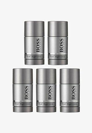 Fem sølvfarvede deodorantstiftbeholdere mærket "BOSS HUGO BOSS," hver med cylindrisk form, 75 ml og 70 g kapacitet.