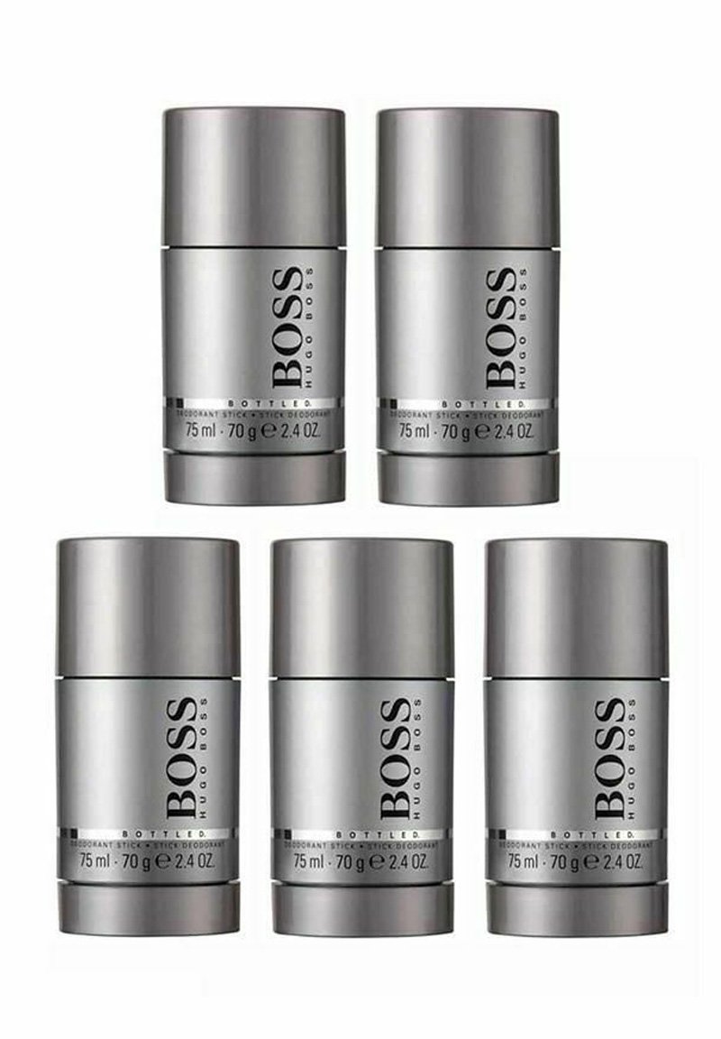Fem silverfärgade deodorantstickbehållare märkta "BOSS HUGO BOSS", var och en med cylindrisk form, 75 ml och 70 g kapacitet.