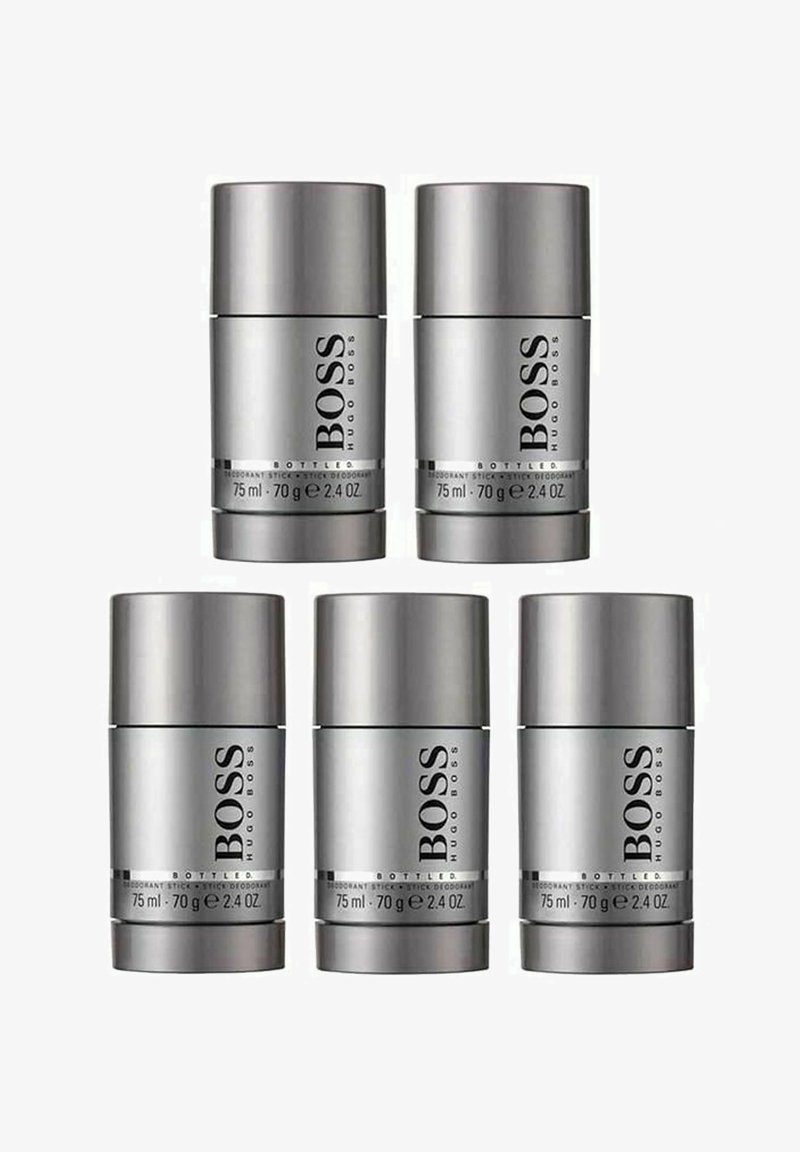 Viisi hopeista deodoranttiputkea, joissa on merkintä "BOSS HUGO BOSS", jokainen sylinterin muotoinen, 75 ml ja 70 g kapasiteetti.