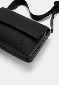 PULL&BEAR Torba preko tijela - black
