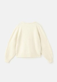 Krémový svetr s jemnou texturou. Má kulatý výstřih, raglánové rukávy a žebrované manžety a lem.