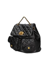 Zaino trapuntato nero realizzato in morbido tessuto sintetico, con un alette e una chiusura in tono oro, due tasche frontali con chiusure a bottone.