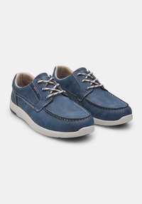 Pantofi din piele albastră cu talpă din cauciuc alb, având un design cu șireturi, cusături contrastante și o textură netedă.