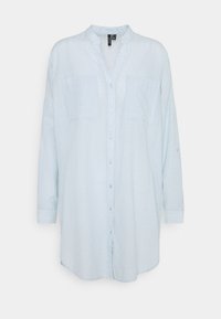 Camicia a maniche lunghe a righe blu chiaro e bianche con chiusura a bottone, collo e due tasche sul petto. Tessuto morbido, vestibilità comoda.
