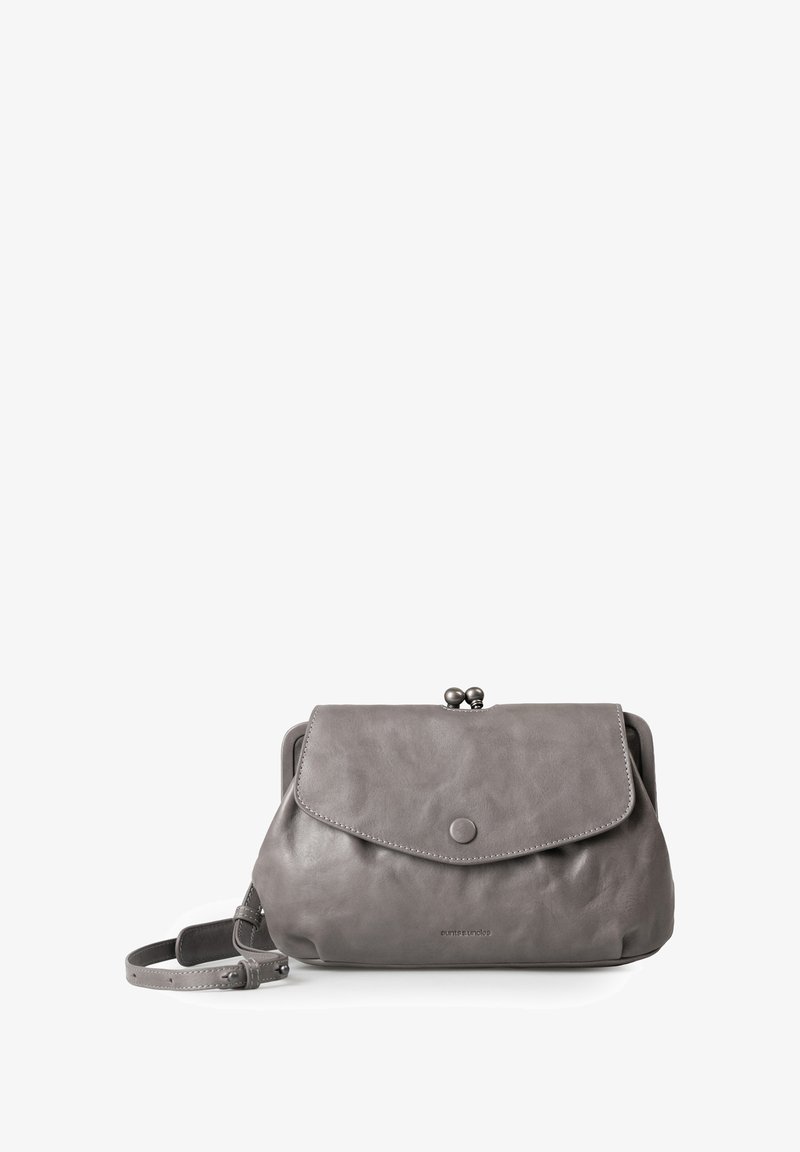 Borsa in pelle grigia con chiusura a pattina, dotata di una fibbia arrotondata, tracolla regolabile e superficie liscia. Forma compatta e semplice con minimi dettagli.