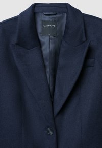 Navyblauer Blazer aus strukturiertem Stoff mit Reverskragen, einzelner Knopfverschluss und einer Brusttasche. Etikett mit "CALLIOPE", Größe S.
