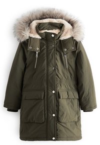 Parka vert olive avec une capuche doublée de fourrure, poches zippées, fermetures à boutons-pression et taille ajustée pour une silhouette cintrée.