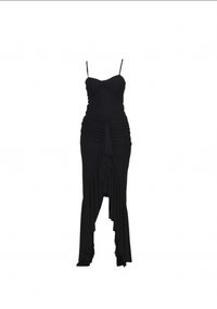 Μαύρο φόρεμα με λεπτές τιράντες, με ρίγες στο μπούστο και ασύμμετρο τελείωμα με στρωμένες βολάν. Μαλακό, ελαστικό υλικό.