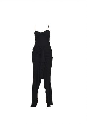 Schwarzes Kleid mit dünnen Trägern, das Raffung entlang des Oberteils und einen High-Low-Saum mit geschichteten Rüschen aufweist. Weiches, dehnbares Material.