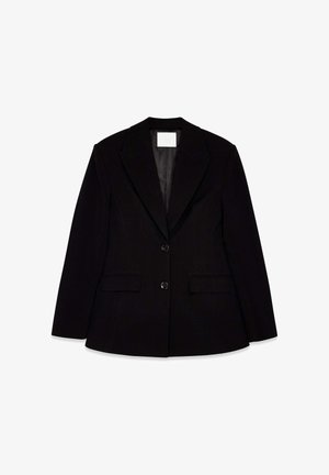 Musta kohandatud bleiser laiade kraedega, kahe ees oleva nupu ja lapp-taskutega, esitatud tasapinnal valgel taustal.