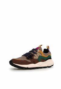 Sneaker multicolore con una combinazione di suede marrone, verde, giallo e grigio. Presenta una texture unica, suola in gomma nera e accenti viola.