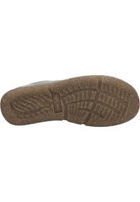 Hnědá gumová podešev s texturovaným vzorem, který obsahuje drážky a rýhy pro lepší přilnavost. Bez viditelného označení nebo dalších detailů.