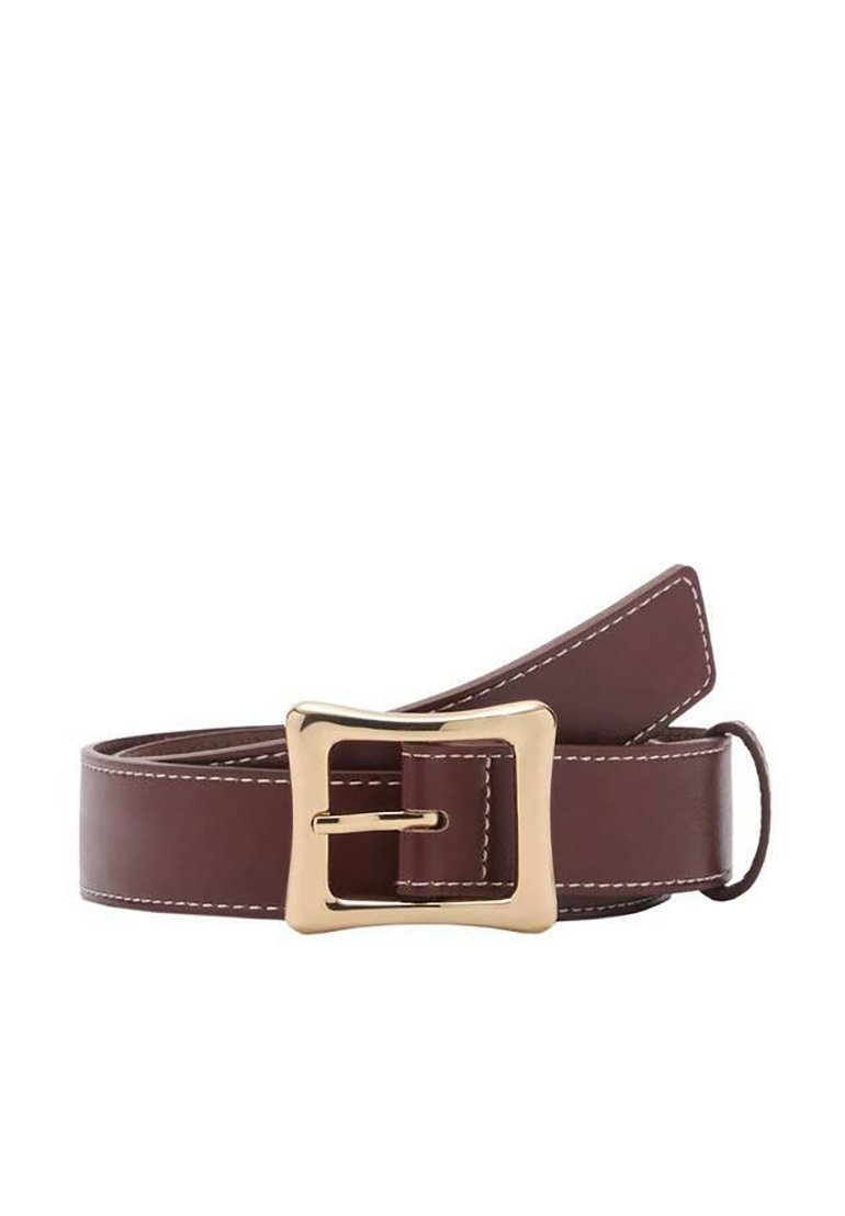 Brauner Leder-Gürtel mit einer quadratischen goldenen Schnalle und weißen Stitchings. Das Design zeichnet sich durch eine elegante, glatte Oberfläche und ein zugespitztes Ende aus.